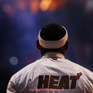 足球直播-快船队对阵火箭队的激烈比赛回顾与战术剖析